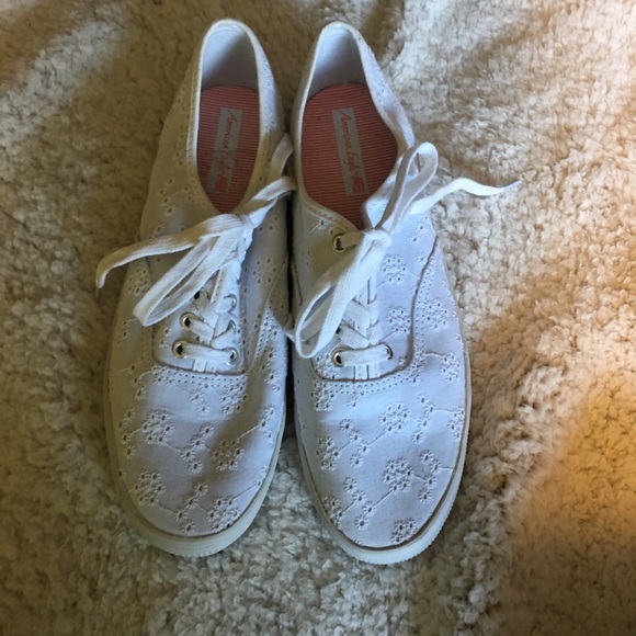 White size 9 shoes from American Eagle - Picture 3 of 5